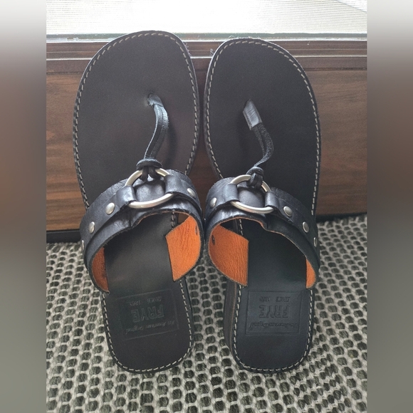 FRYE Riven LEATHER SANDAL Thong 7.5 Southwest Stud Western Coastal Cowgirl EUC - Picture 4 of 15